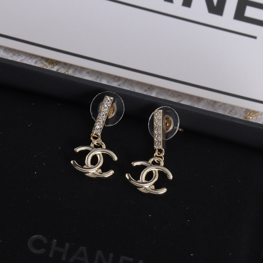Fashionable Elegant Short Earrings