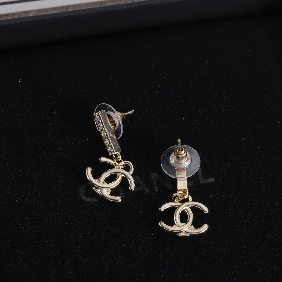 Fashionable Elegant Short Earrings