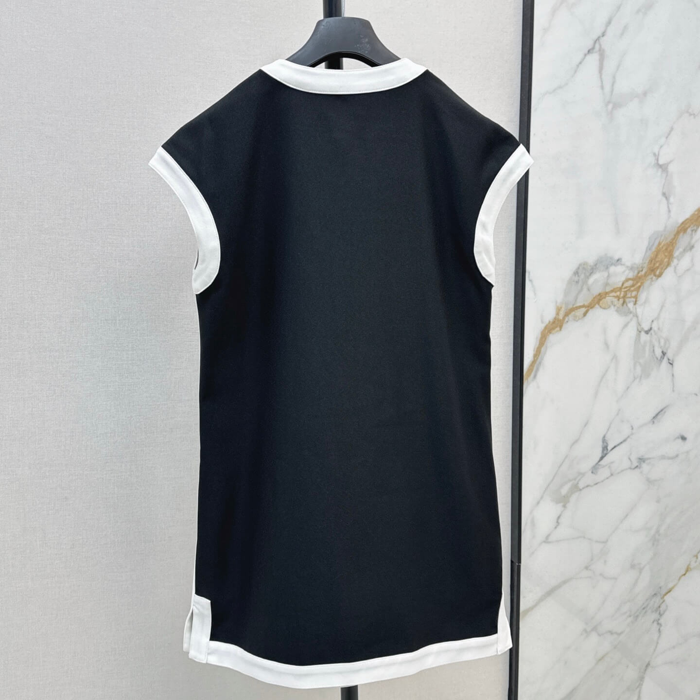 Contrast-Trim Sleeveless Sheath Dress