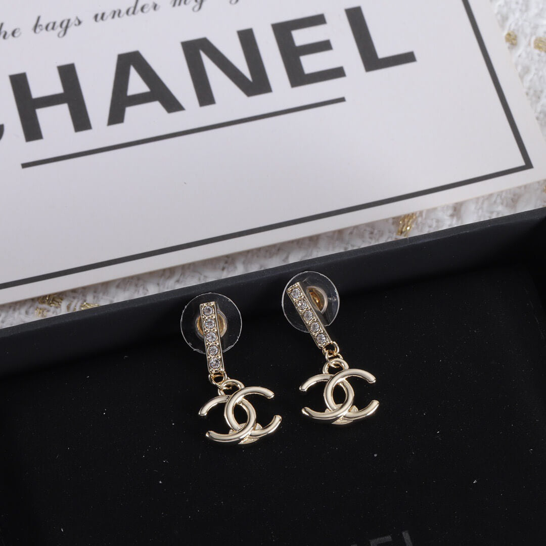 Fashionable Elegant Short Earrings
