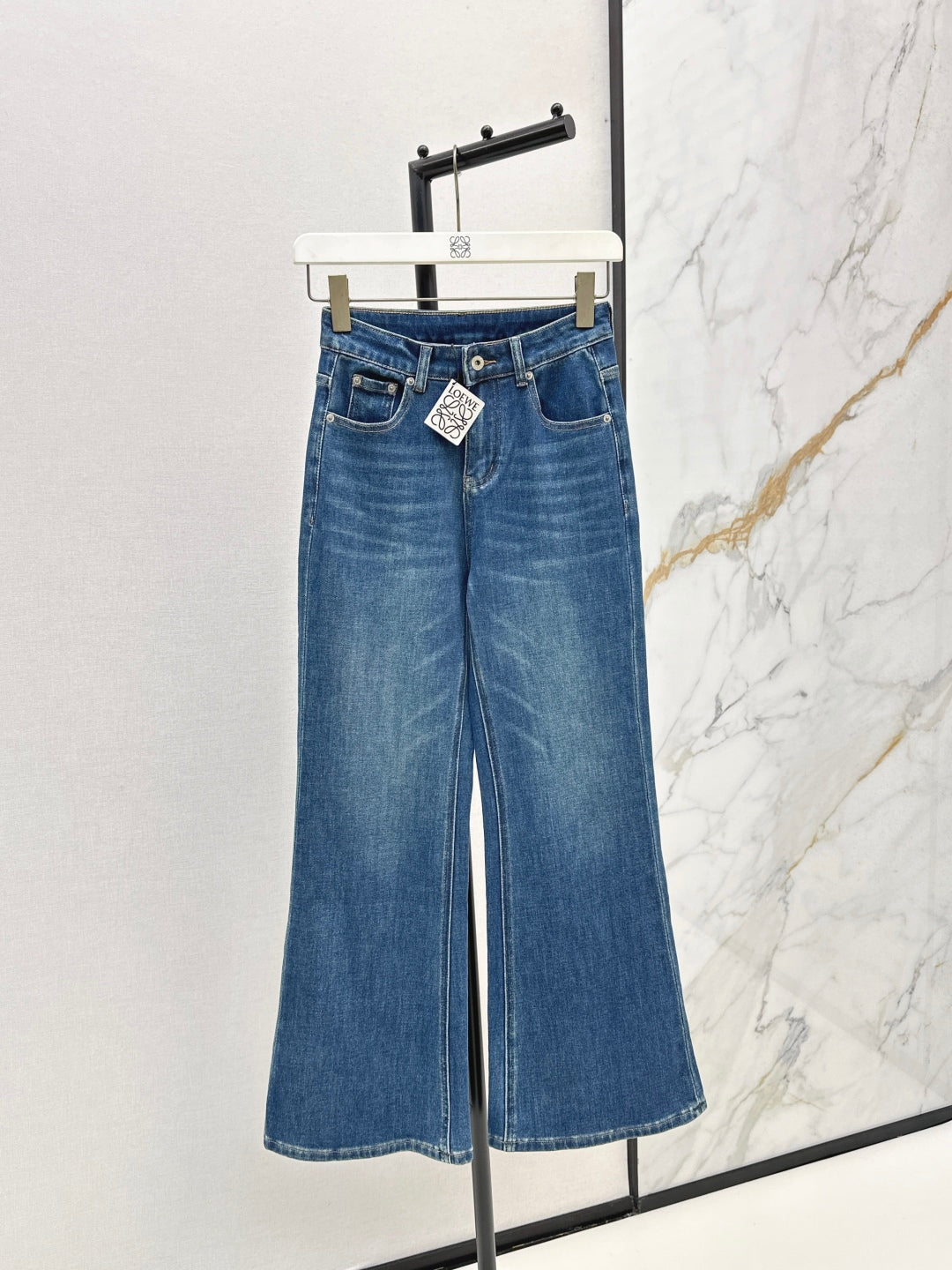 Versatile Minimalist Straight-Leg Denim Jeans