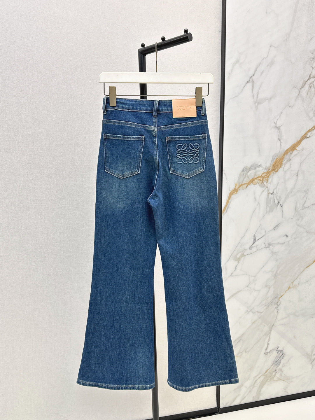 Versatile Minimalist Straight-Leg Denim Jeans