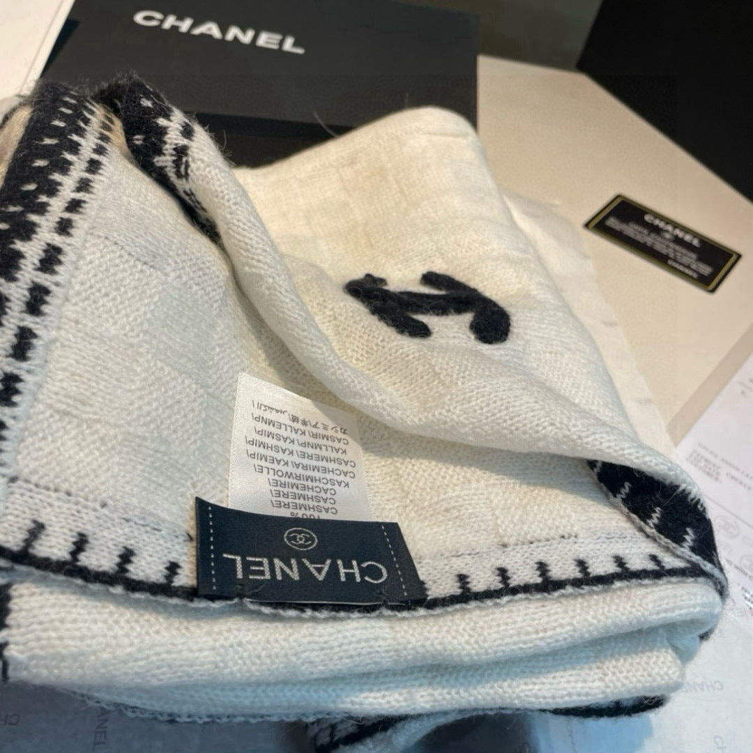 Monochrome Edge Accent Scarf