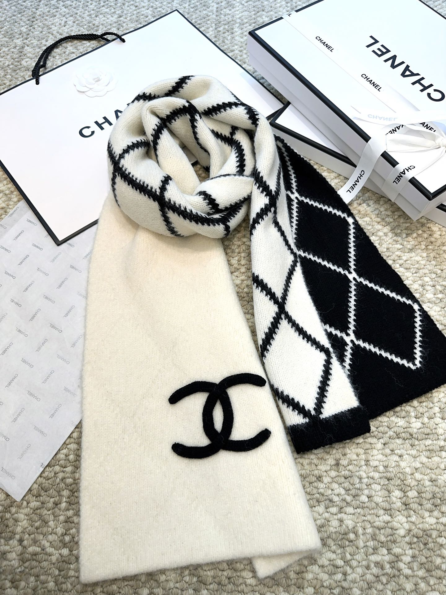 Classic Dual-Color Checkered Scarf