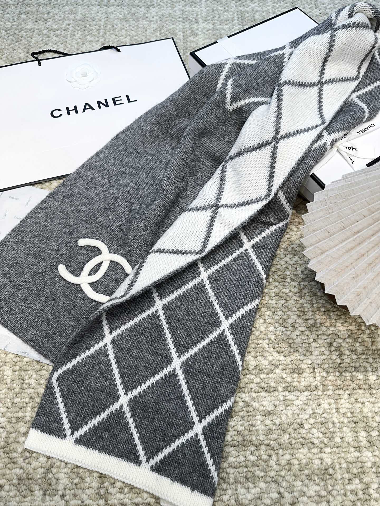 Classic Dual-Color Checkered Scarf