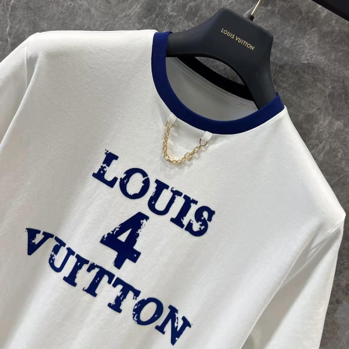 Minimalist Letter Print Chain Detail T-Shirt