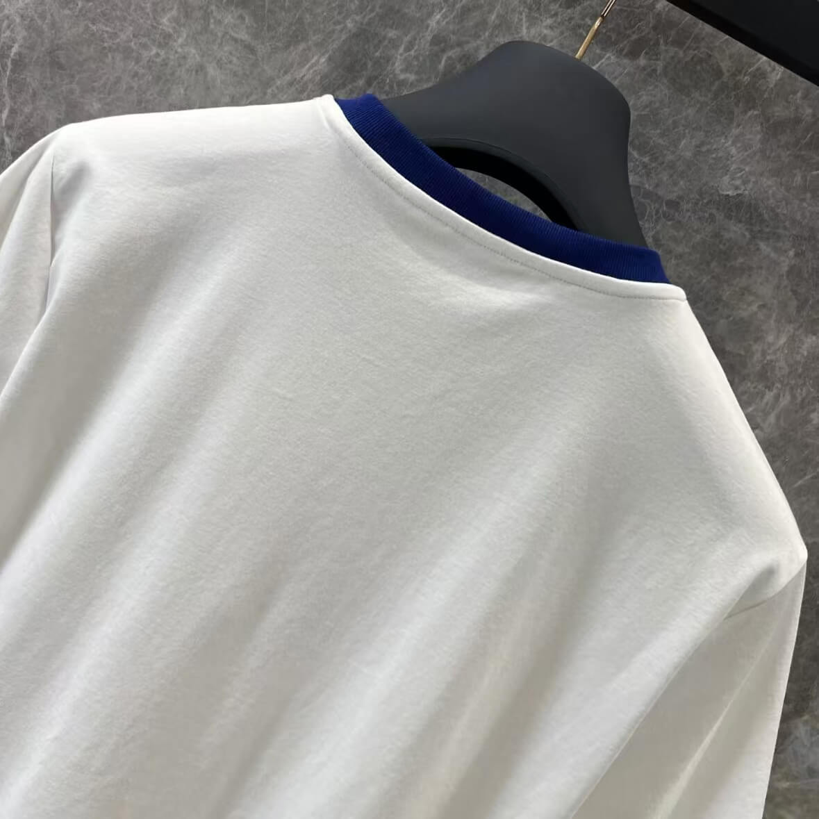 Minimalist Letter Print Chain Detail T-Shirt