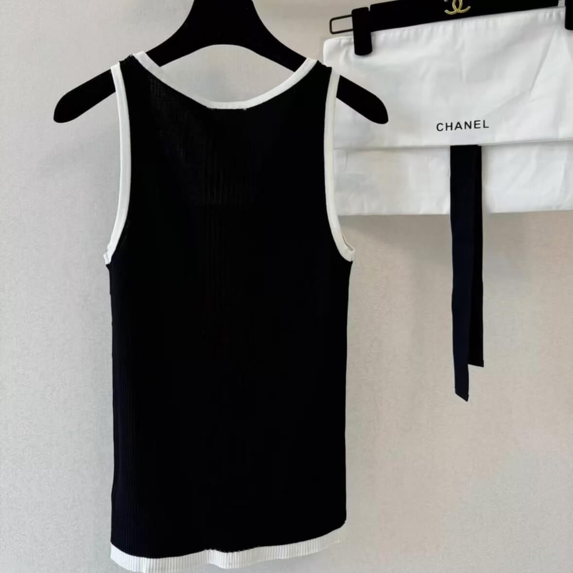 Color-Trimmed U-Neck Vest