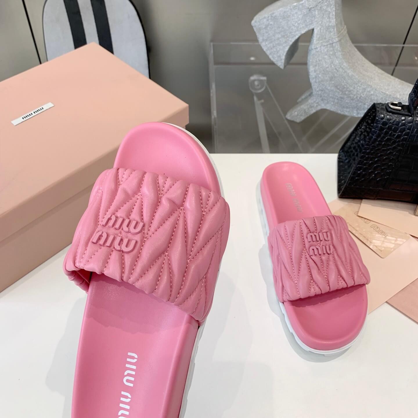Fashionable Crinkled Lambskin Sandals