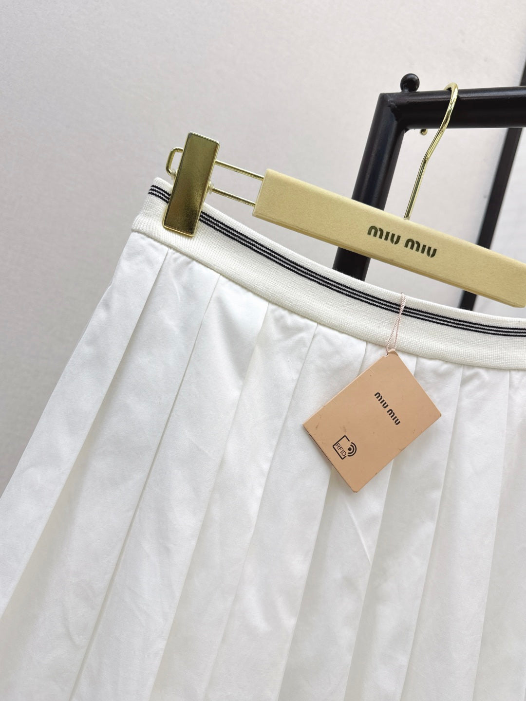 Contrast Rib-Knit Waist Pleated Midi Skirt