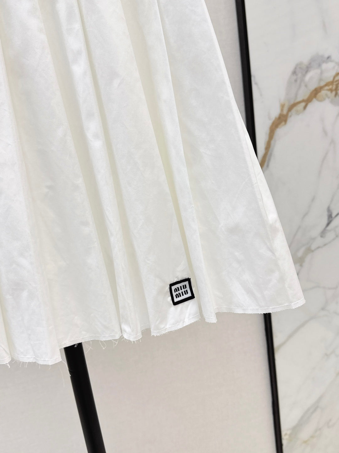 Contrast Rib-Knit Waist Pleated Midi Skirt