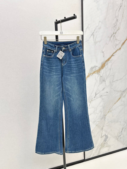 Versatile Minimalist Straight-Leg Denim Jeans