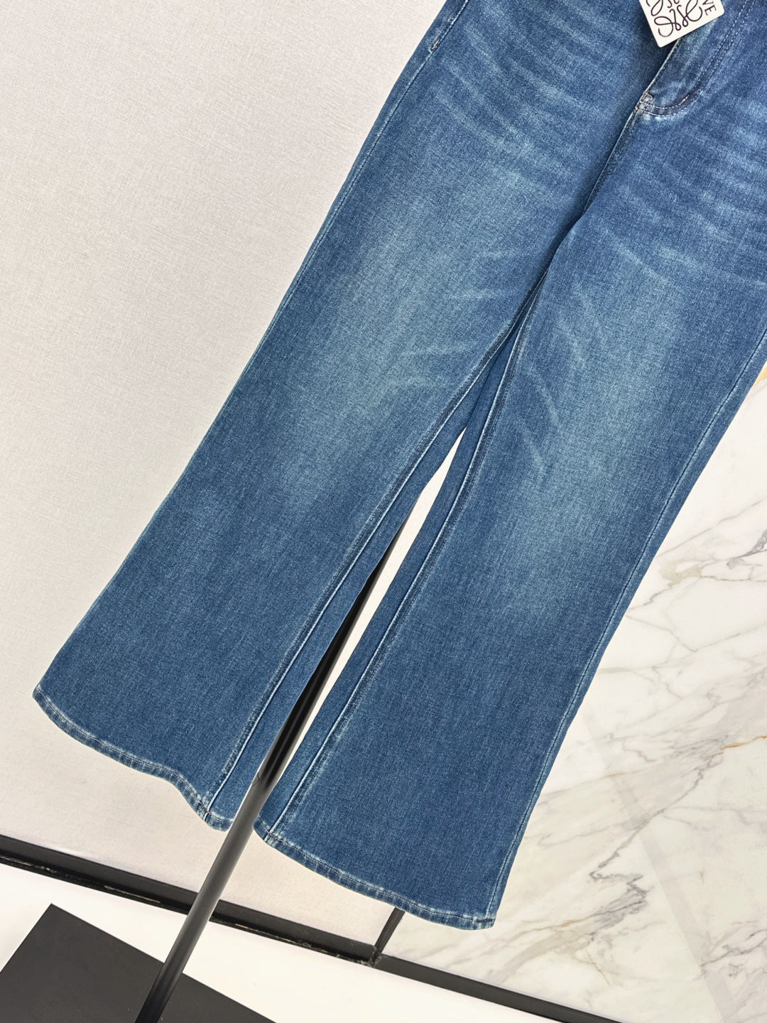 Versatile Minimalist Straight-Leg Denim Jeans