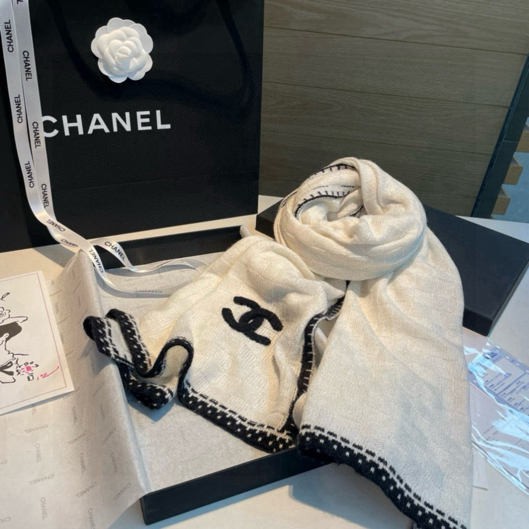 Monochrome Edge Accent Scarf