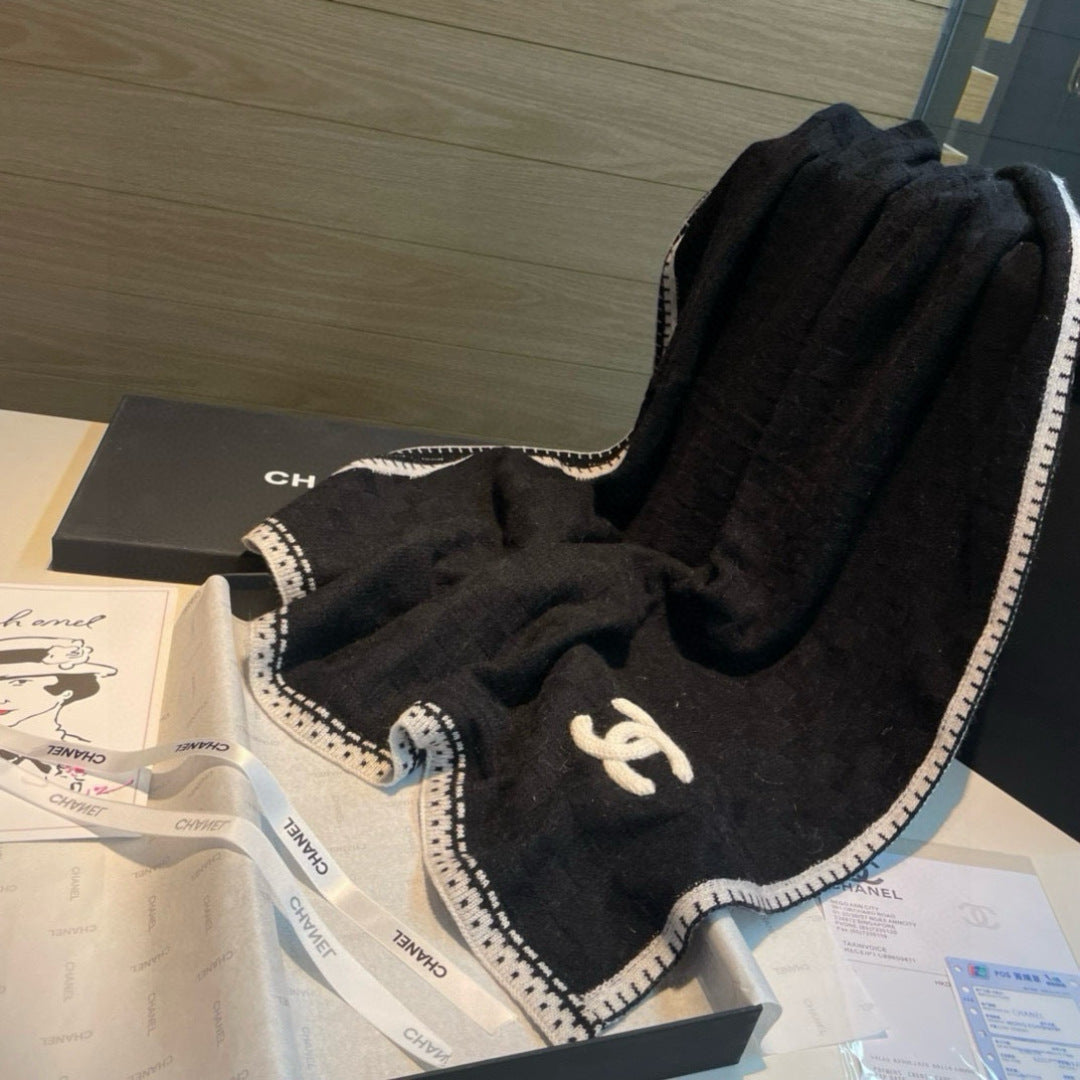 Monochrome Edge Accent Scarf