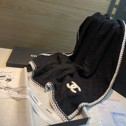 Monochrome Edge Accent Scarf