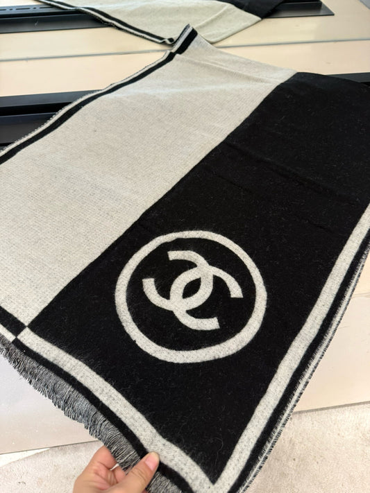 Soft Knit Two-Tone Edge Scarf