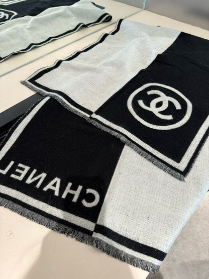 Soft Knit Two-Tone Edge Scarf