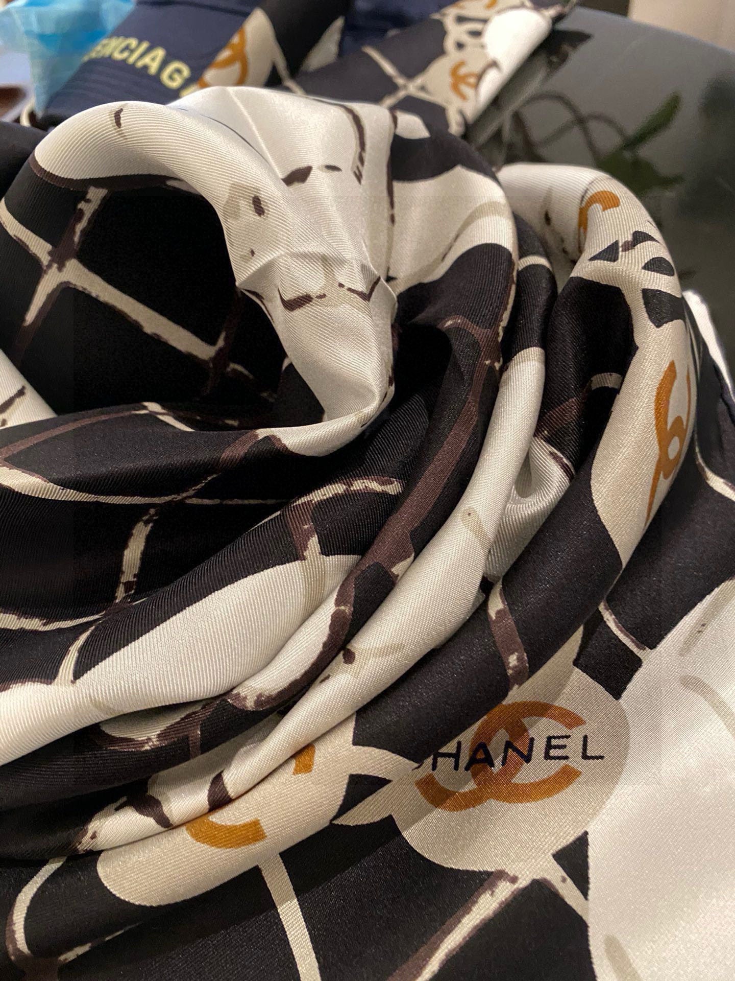Geometric Lattice Floral Silky Scarf