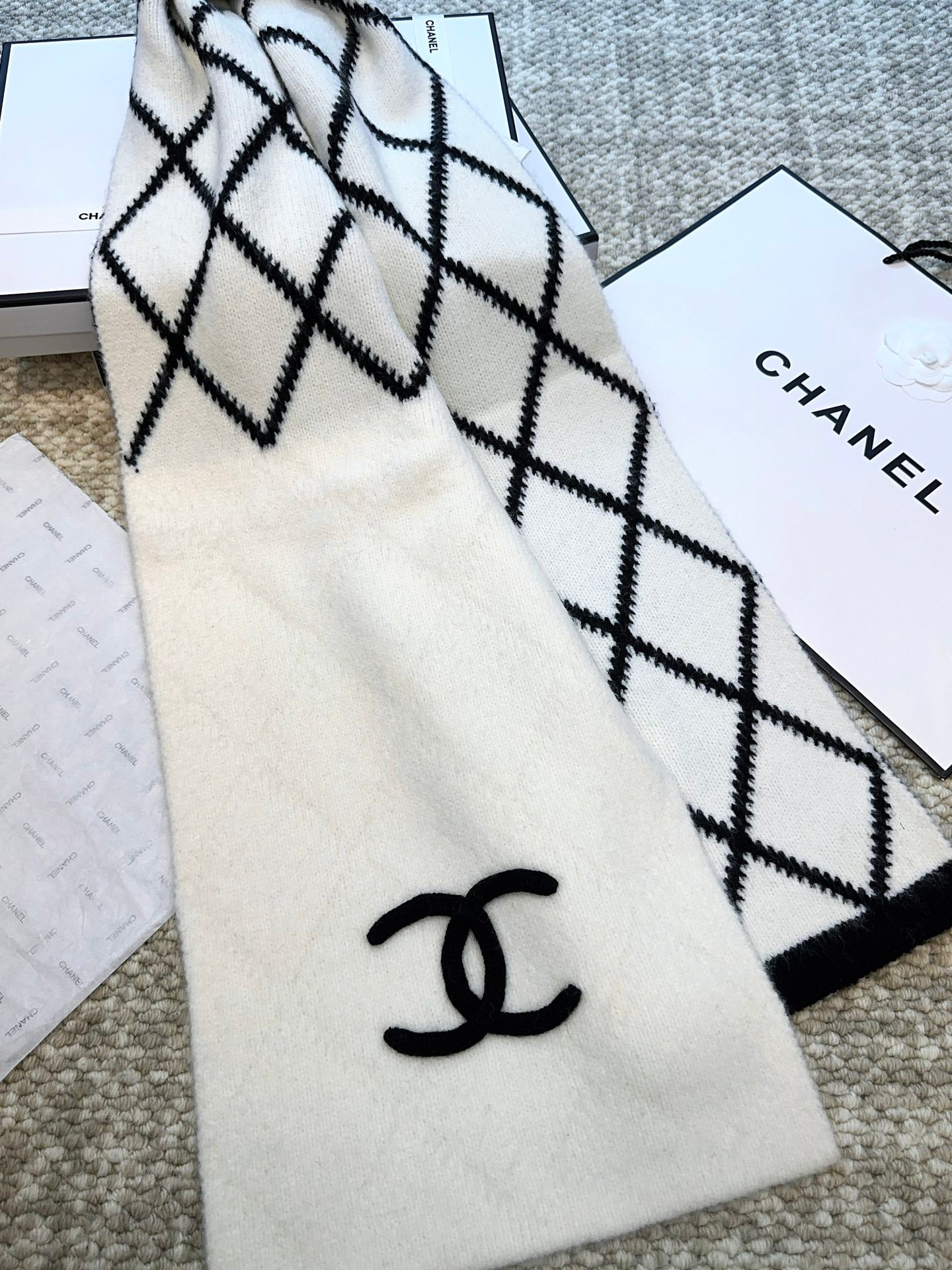 Classic Dual-Color Checkered Scarf