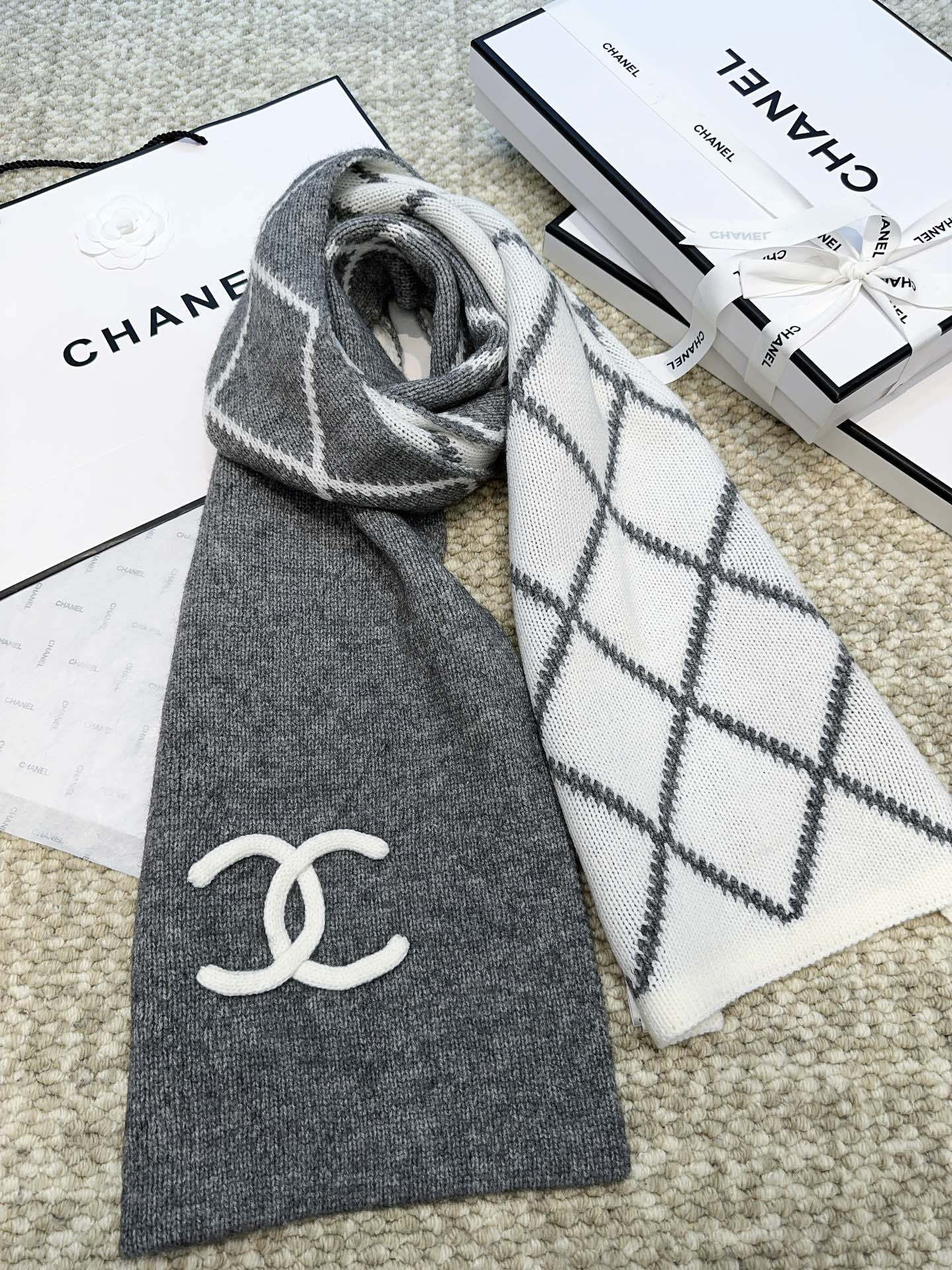 Classic Dual-Color Checkered Scarf